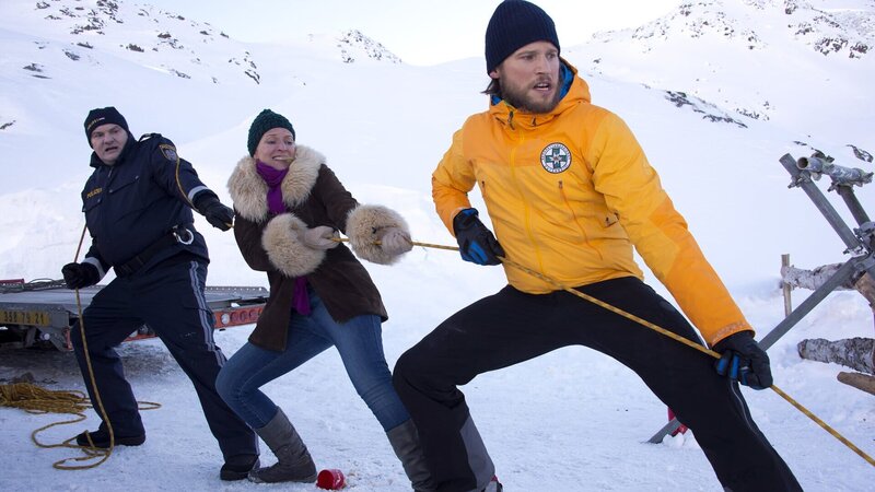 Mit vereinten Kräften versuchen Markus (Sebastian Ströbel, r.), Emilie (Stefanie von Poser, M.) und Gert (Martin Leutgeb, l.), Tobias aus seiner schwierigen Lage zu befreien. – Bild: ZDF und Thomas R. Schumann