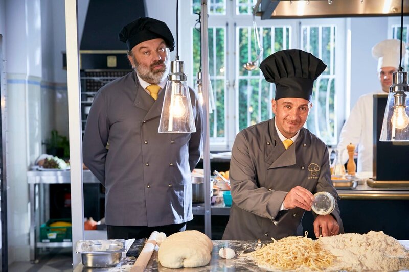 Charles (Waldemar Kobus) und Semir (Erdogan Atalay) haben sich – als Hilfsköche getarnt – auf die Verkaufsveranstaltung eines Waffenhändlers eingeschleust. – Bild: MG RTL D