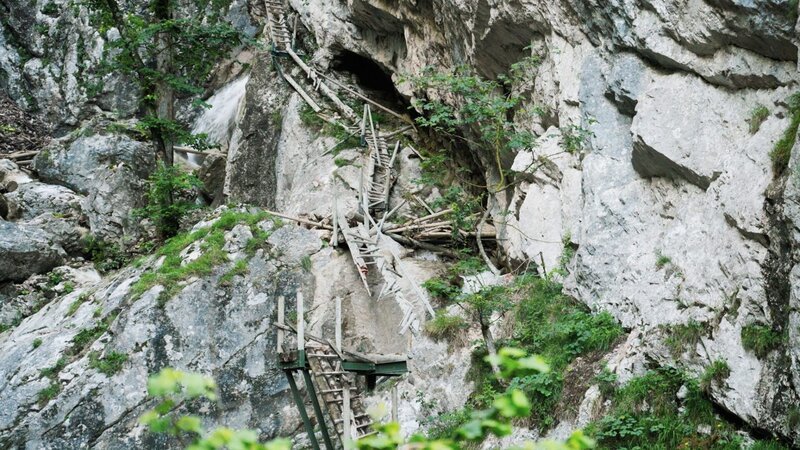 Im Juli kamen bei einem Unfall drei Menschen in der Klamm ums Leben – lange Zeit war nicht absehbar, ob sie überhaupt wiedereröffnet werden kann. – Bild: ORF/locustmedia Im Juli kamen bei einem Unfall drei Menschen in der Klamm ums Leben – lange Zeit war nicht absehbar, ob sie überhaupt wiedereröffnet werden kann. – Bild: ORF/locustmedia