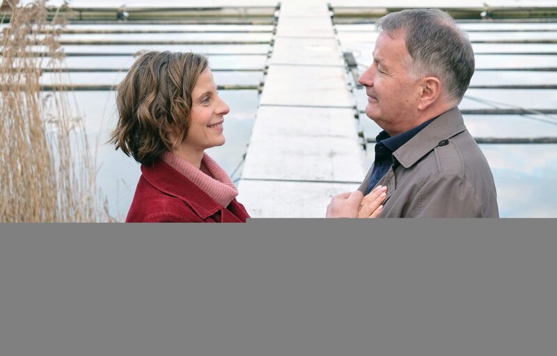 Julia Jäger spielt Katja Brückner, die neue Liebe von Dr. Roland Heilmann (Thomas Rühmann). – Bild: MDR/​Saxonia Media/​Sebastian Kiss