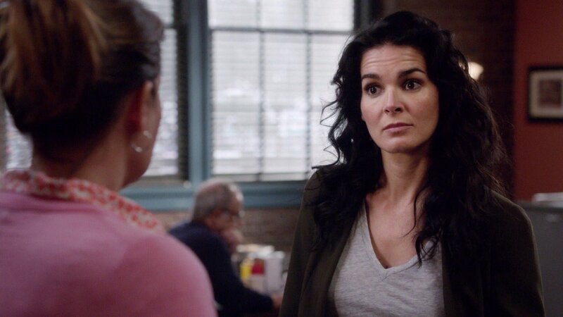 Für Jane Rizzoli (Angie Harmon, r.) wird es immer schwerer, ihre Schwangerschaft geheim zu halten. Ihr größtes Problem dabei ist ihre Mutter Angela (Lorraine Bracco). – Bild: RTL /​ Tod im Park