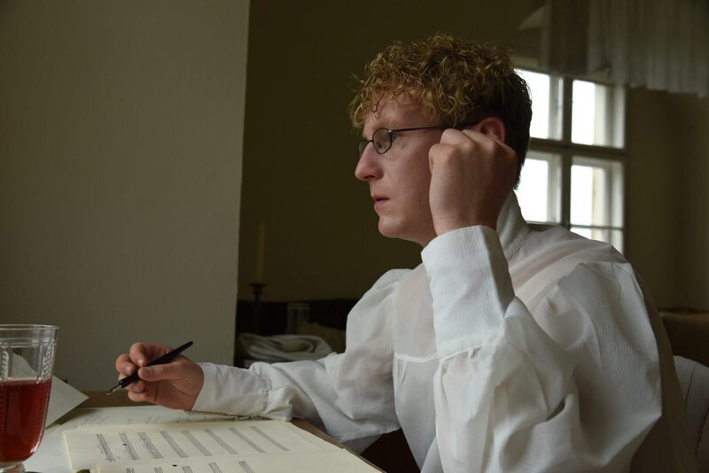  Franz Schubert (Johannes Schmid) beim Komponieren. – Bild: ORF/​Kreativlösung Filmproduktions GmbH