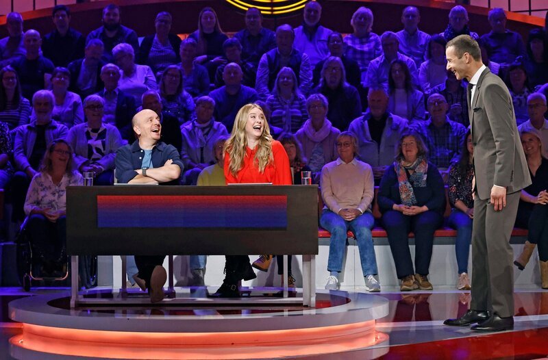 Moderator Kai Pflaume (r.) mit Rateteam-Kapitän Bernhard Hoëcker (l.) und der Schauspielerin und Model Nina Ensmann (l.) . – Bild: ARD/​Morris Mac Matzen