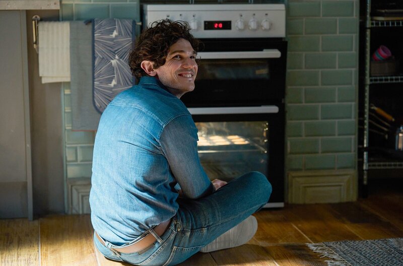 Flashback: Andy (Fra Fee) geht in seiner Rolle als Vater auf und backt für alle. – Bild: Simon Ridgway/​Duck Soup & All3Media International