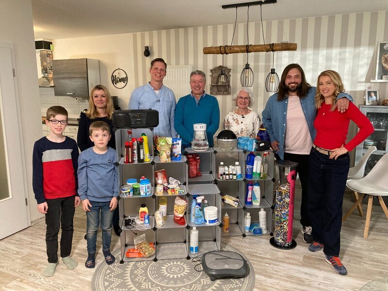 Achim und Anni stehen mit der ganzen Familie neben den aufgestellten Produkten. – Bild: ZDF und Jan Marschke