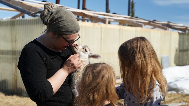 Samantha Brown hält ein Babyschaf. (National Geographic/​Kevin Nowicki) – Bild: National Geographic/​Kevin Nowicki/​Kevin Nowicki