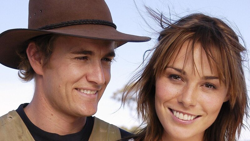 Dave (Brett Tucker) hilft Regan (Zoe Naylor) dabei, ihre Angst vor Tieren zu überwinden. Aber nicht ganz uneigennützig – er hat sich in sie verliebt. – Bild: RTL /​ Southern Star