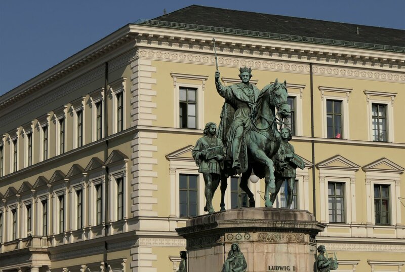 Reiterdenkmal König Ludwigs I. (reg. 1825–1848) am Münchner Odeonsplatz mit dem Motto seiner Herrschaft „GERECHT“ und „BEHARRLICH“, gestaltet vom Bildhauer Max Carl Widmann (1812–1895), 1857/62. Weiteres Bildmaterial finden Sie unter www.br-foto.de. – Bild: BR/Dr. Bernhard Graf Reiterdenkmal König Ludwigs I. (reg. 1825–1848) am Münchner Odeonsplatz mit dem Motto seiner Herrschaft „GERECHT“ und „BEHARRLICH“, gestaltet vom Bildhauer Max Carl Widmann (1812–1895), 1857/62. Weiteres Bildmaterial finden Sie unter www.br-foto.de. – Bild: BR/Dr. Bernhard Graf