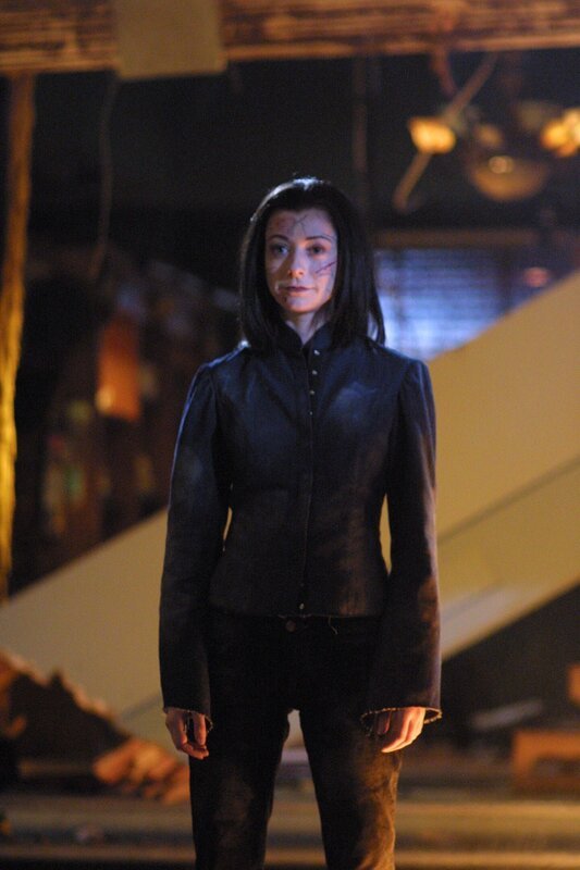 Es kommt zu einem Duell zwischen Willow (Alyson Hannigan) und Giles. Er hat von einer Hexenvereinigung in Devon die Essenz aller Magie mit auf den Weg bekommen. – Bild: Twentieth Century Fox Film Corporation.