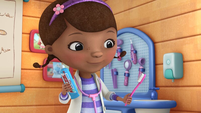 „Disneys Doc McStuffins, Spielzeugärztin“, „Bronti spielt wild /​ Brontosaurus-Atem.“ Bronti spielt wild: Donnys neuer Spielzeug-Dinosaurier Bronti erweist sich als übermütiger Kerl. Bei seinem Übereifer tut er den anderen immer wieder weh. Doc McStuffins überlegt, was man gegen die ‚Bronti-Wehveritis‘ unternehmen kann.Brontosaurus-Atem: Spielzeug-Saurier Bronti wundert sich, warum alle vor ihm Reißaus nehmen, obwohl er im Umgang mit anderen ja schon viel rücksichtsvoller ist als früher. Doc McStuffins kommt der Ursache rasch auf die Spur: Bronti hat starken Mundgeruch, das er mit Zähneputzen gleich in den Griff bekommen sollte. – Bild: Disney