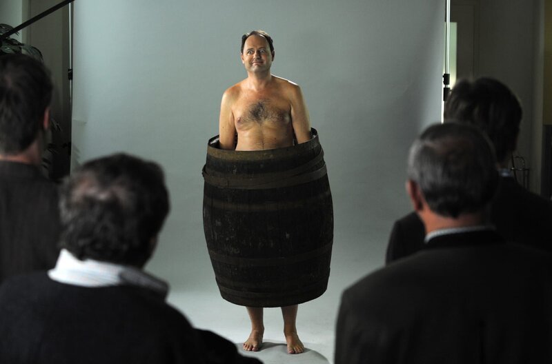 Hubert (Bernhard Ulrich) beim Fotoshooting für den Kalender. – Bild: BR/​Marco Orlando Pichler