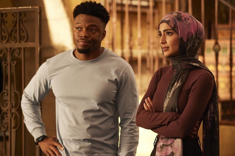 Devin Roundtree (Caleb Castille, l.); Fatima Namazi (Medalion Rahimi, r.) – Bild: CBS Broadcasting, Inc. /​ Sara Mally