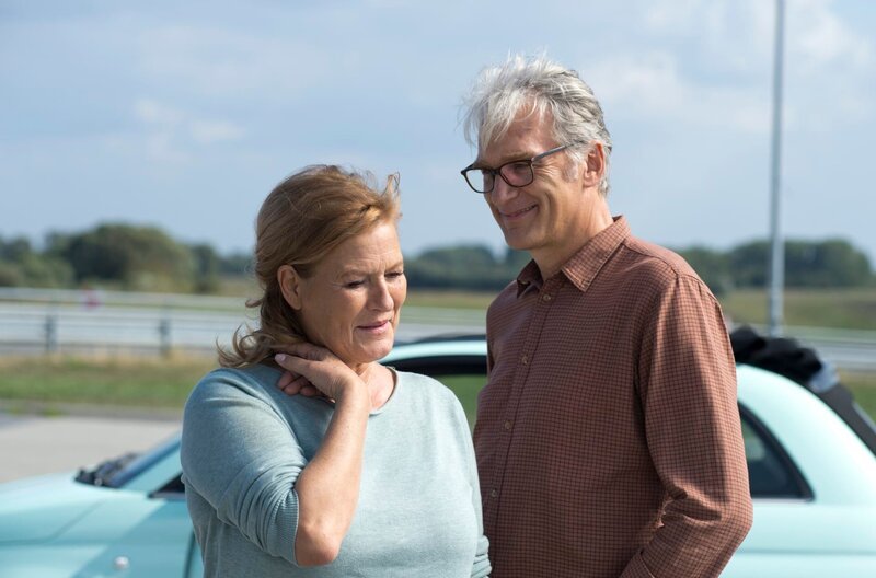 Alex (Walter Sittler) schwärmt seit langem für Christine (Suzanne von Borsody). – Bild: ARD Degeto/​Thorsten Jander