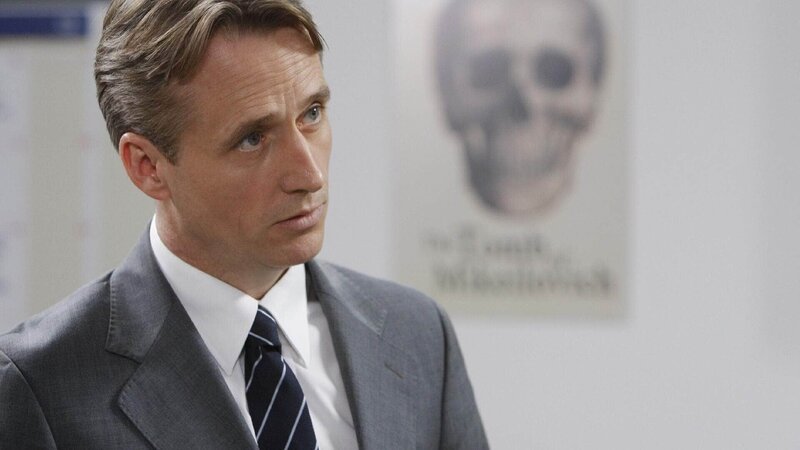Staatsanwalt Cutter (Linus Roache) ist sich sicher, dass der Mord an dem ehemaligen Stricher Sweetie mit dem veröffentlichten Buch über dessen Leben zusammenhängt. – Bild: TVNOW