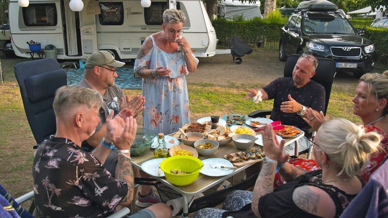 Bei der Fingerhuth-Clique an der Costa Brava gibt es heute selbst gemachte Tapas – Bild: RTL Zwei