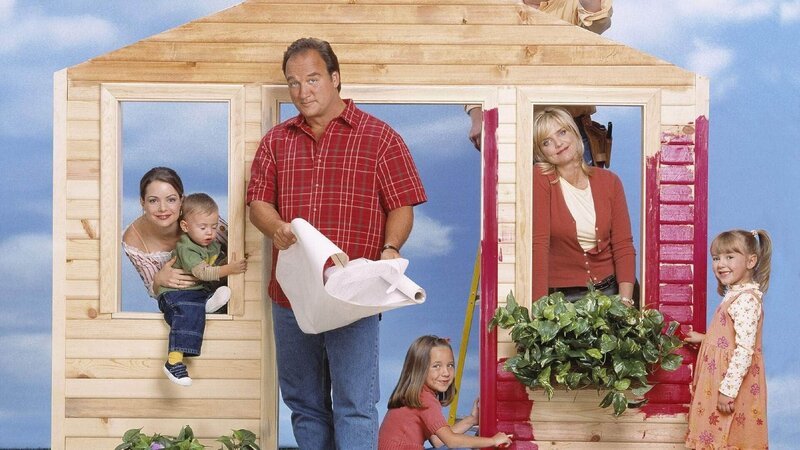 Eine Bilderbuch-Familie (v.l.): Dana (Kimberly Williams-Paisley), Kyle (Conner Rayburn), Jim (James Belushi), Ruby (Taylor Atelian), Andy (Larry Joe Campbell), Cheryl (Courtney Thorne-Smith) und Gracie (Billi Bruno). – Bild: RTL /​ ABC /​ Touchstone