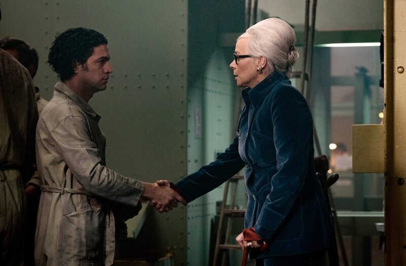 Christel Wolf (Katja Riemann, r.) übergibt Matteo Morabito (Valerio Morigi) eine Nachricht für Winne. – Bild: WDR/​UFA Fiction/​Martin Valentin