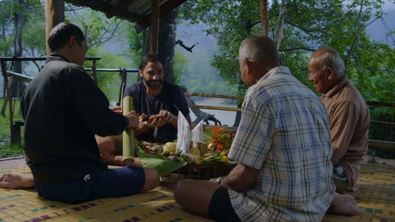 Hazen erhält einen Segen von einem Schamanen. (National Geographic) – Bild: National Geographic