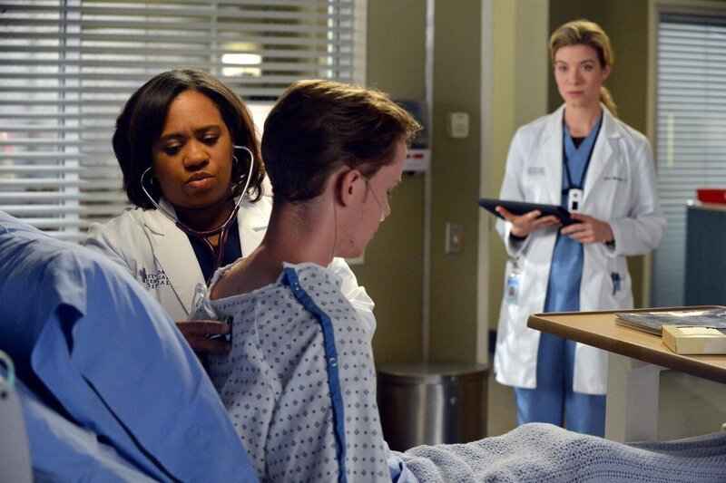 Während der Untersuchung eines Patienten (Bryce Lee Townsend, M.) platzt Leah (Tessa Ferrer, r.) der Kragen, während Bailey (Chandra Wilson, l.) ganz ruhig bleibt. Schnell bereut sie ihr Fehlverhalten … – Bild: 2013 American Broadcasting Companies, Inc. All rights reserved. /​ Eric McCandless Lizenzbild frei