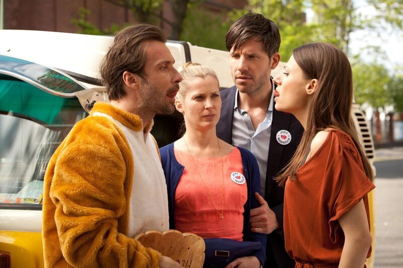 Adam (Lucas Gregorowicz, l.), Heike (Valerie Niehaus) und Sören (Tim Bergmann) checken, ob Eva (Julia Hartmann, r.) sexy genug wirkt, um für die Aktion ‚Keksrückführung‘ den Pförtner abzulenken. – Bild: RTL Passion