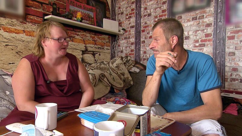In Stendal kämpft Christine (35) für René (43): Sie will, dass er arbeitet, aber er hat Probleme. Vor einigen Monaten stand er wegen Körperverletzungs-Vorwürfen vor Gericht. – Bild: RTLZWEI