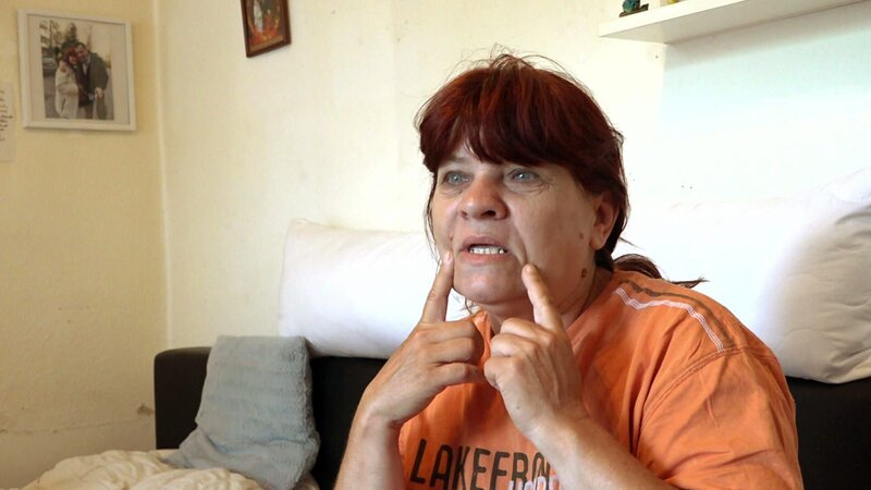 Petra (52) hat seit Jahren Probleme mit ihren Zähnen. Deshalb hat sie trotz Zahnarztphobie vor einiger Zeit begonnen, ihre Zähne einer Generalüberholung zu unterziehen. Jetzt freut sie sich auf ihr neues Gebiss. – Bild: RTLZWEI