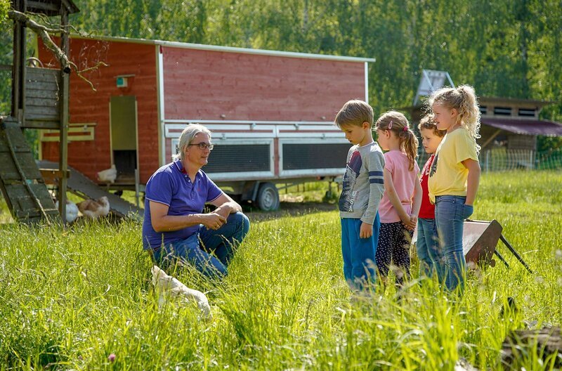 Siegbert Gerster mit den Kindern der Hühnerpaten beim „Flugsaurier-Treff“ – Bild: Frederik Klose Gerlich