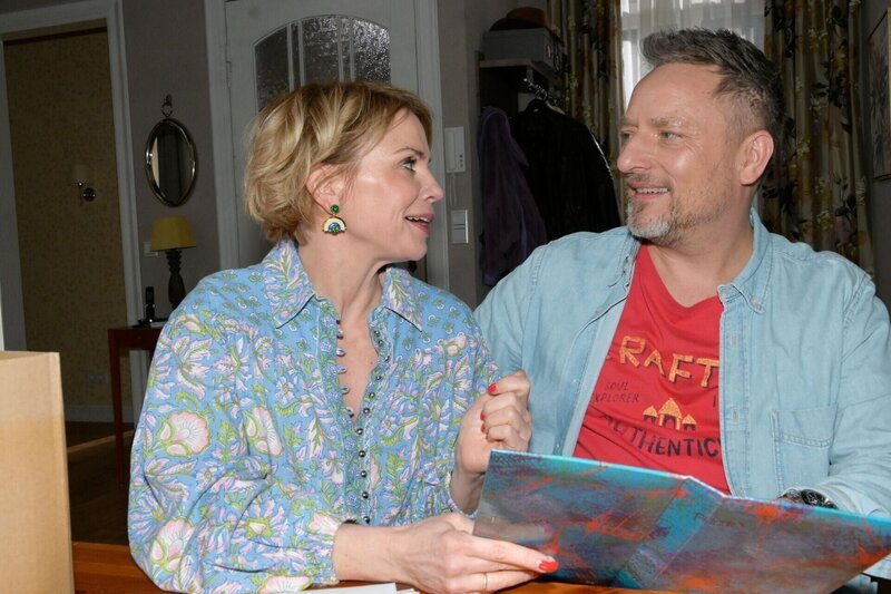 Yvonne (Gisa Zach) tut es gut, sich mit Michael „Michi“ (Lars Pape) und Schlager ablenken zu können. – Bild: RTL /​ Rolf Baumgartner