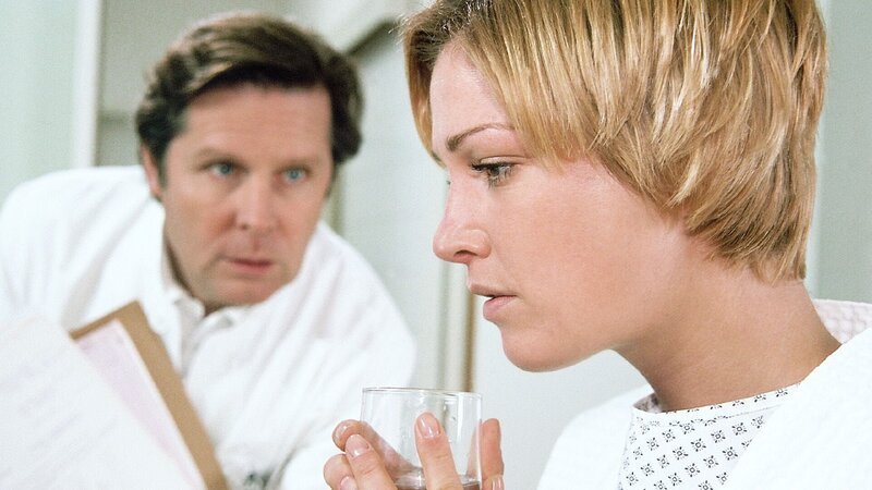 Die Studentin Sylvia (Julia Stinshoff) ist schwanger. Bei einer Untersuchung durch Dr. Stefan Frank (Sigmar Solbach) stellt sich heraus, dass sie an Multiple Sklerose leidet. – Bild: RTL