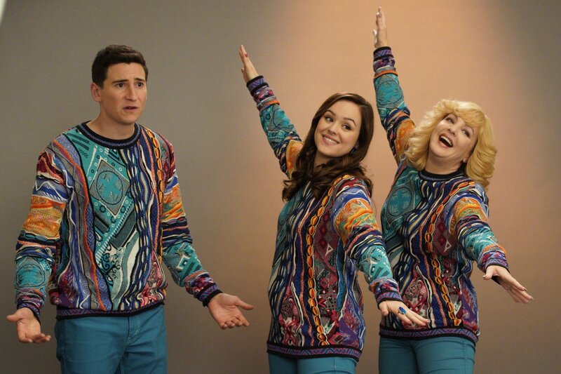 Die Goldbergs, Festtagsfotokarten. Weihnachten naht mit Riesenschritten, doch die Goldbergs haben noch immer kein Familienfoto für ihre Festtagsgrußkarte. Beverly möchte ihre Bekannten mit ihrer Karte unbedingt übertrumpfen. Dem Rest der Familie scheint die Sache aber relativ egal zu sein. Nur Geoff zeigt Interesse. Er würde gern mit aufs Bild kommen. Doch sein Wunsch entfacht bei Erica wenig Begeisterung. Unterdessen wird Barry von seinen Mitbewohnern wegen seines asozialen Verhaltens kurzerhand vor die Tür gesetzt. Im Bild (v.li.): Sam Lerner (Geoff Schwartz), Hayley Orrantia (Erica Goldberg), Wendi McLendon-Covey (Beverly Goldberg). – Bild: Sony Pictures Television Inc. /​ Rick Rowell