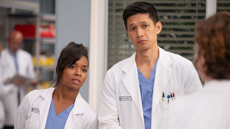 Verstehen nur Bahnhof: Alexis Floyd als Dr. Simone Griffith, Harry Shum als Dr. Benson Kwan – Bild: SRF/​Disney