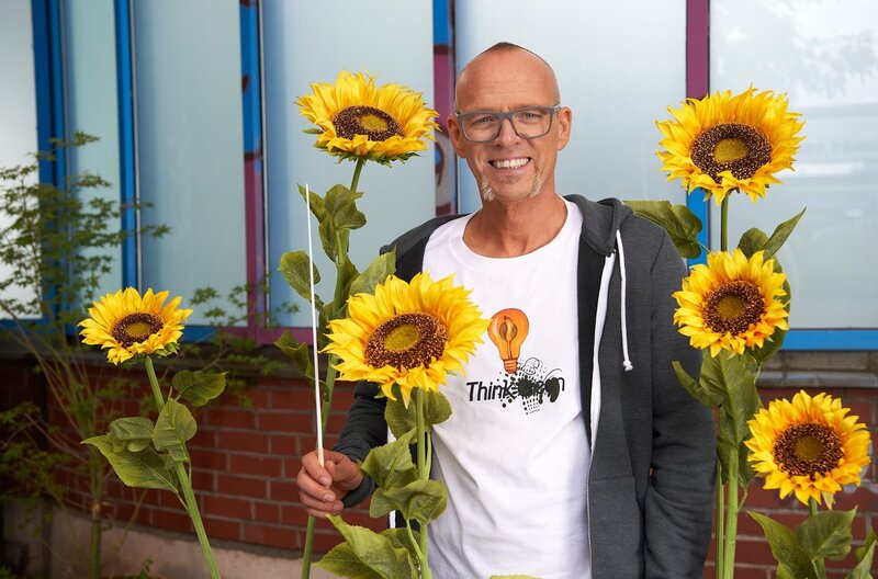 Die Sonnenblumen scheinen die Sonne bei ihrem Aufgang bereits zu erwarten: Morgens blicken junge Sonnenblumen nach Osten, anschließend folgen sie der Lichtquelle bis in den Westen. In der Nacht richten sie sich dann schließlich wieder auf den Sonnenaufgang aus. Wie die Pflanzen das steuern und wieso ältere Sonnenblumen irgendwann aufhören, der Sonne zu folgen, weiß Thomas D in „Wissen vor acht – Natur“. – Bild: ARD/​Melanie Grande