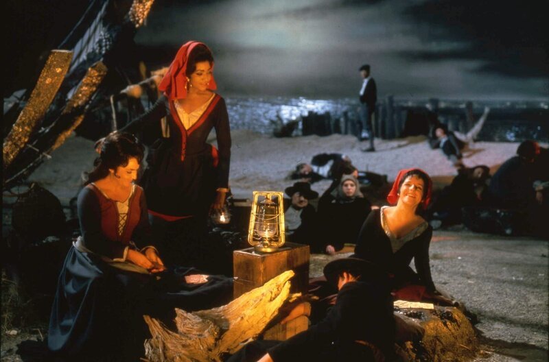 Die Carmen wurde zu ihrer Paraderolle: Grace Bumbry (2.v.l.) gilt vielen als beste Carmen aller Zeiten. – Bild: Unitel