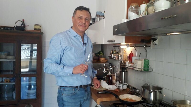 Gastgeber Raffaele – Bild: VOX (DE) /​ MG RTL D /​ ITV Studios