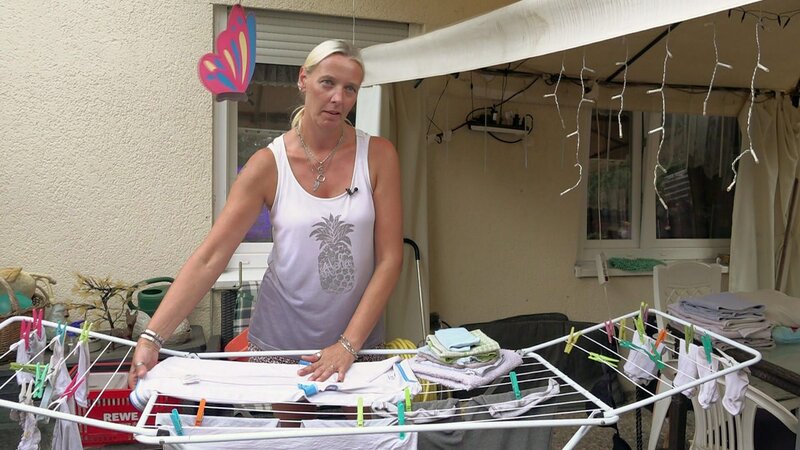 In den Benz-Baracken gehören Geldsorgen zum Alltag. Bei Katrin und Elvis spitzt sich die Lage im Moment zu. – Bild: RTLZWEI