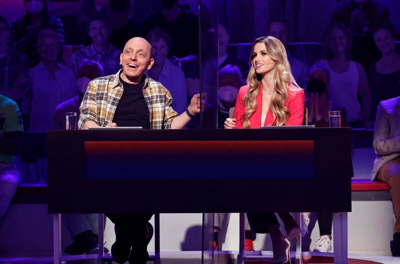 Rateteam-Kapitän Bernhard Hoëcker (l.) mit der Balettlehrerin Christina Ginter (r.). – Bild: ARD/​Morris Mac Matzen