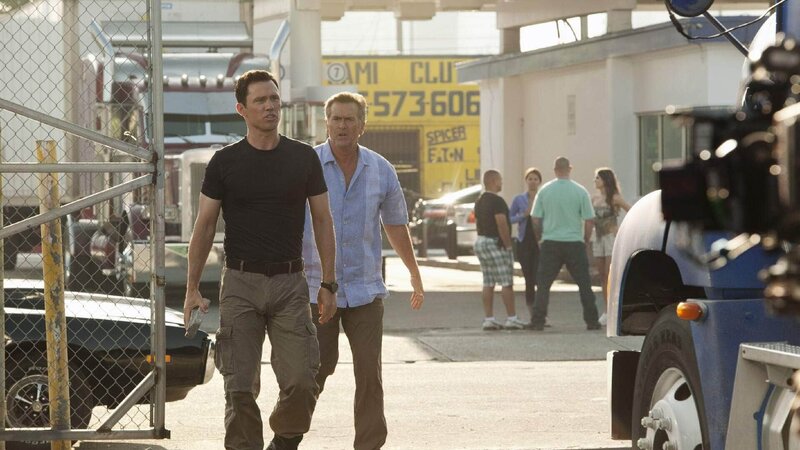 Michael (Jeffrey Donovan, l.) und Sam (Bruce Campbell) kapern einen Sattelschlepper. Sie sind auf der Suche nach einem Mann, der Michaels Freundin entlasten kann. – Bild: RTL /​ USA Network