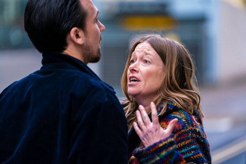 V.l.: DS Nathan Rose (Henry Lloyd-Hughes) und Carol (Robin Weaver). Die Verwendung des sendungsbezogenen Materials ist nur mit dem Hinweis und Verlinkung auf RTL+ gestattet. – Bild: RTL /​ Sid Gentle Films