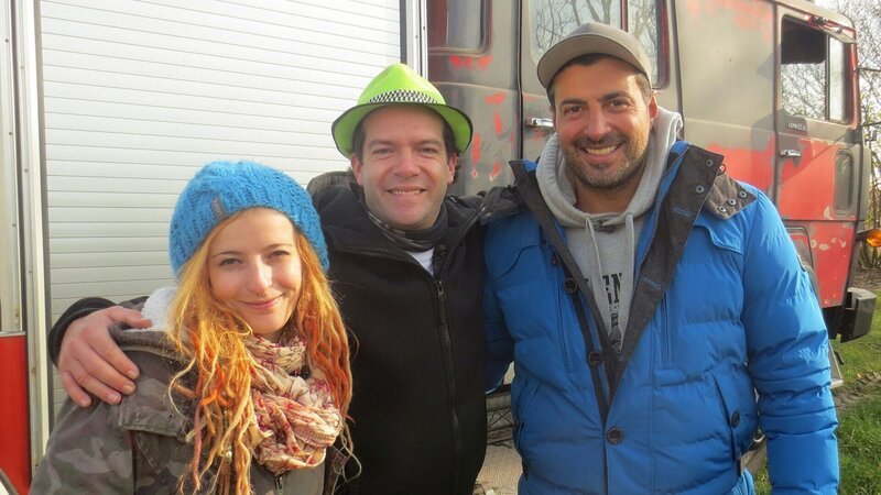 v.l. Stephanie, Stefan und Experte Sükrü Pehlivan vor dem Party-Truck. – Bild: RTL II