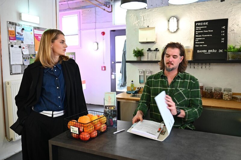 David (Diego Seyfarth) springt über seinen Schatten und geht einen Schritt auf Stella (Bettine Langehein) zu. – Bild: RTL /​ Julia Feldhagen
