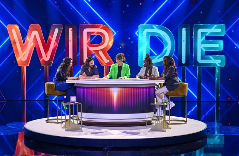 (v.l.n.r.) Carolin Kebekus; David Kebekus;  Jeannine Michaelsen; Motsi Mabuse; Otlile Mabuse – Bild: ProSieben /​ Willi Weber