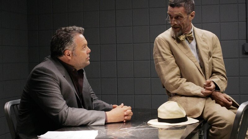 Auf Gorens (Vincent D’Onofrio, l.) guten Freund und Mentor Dr. Declan Gage (John Glover) wurde ein Anschlag verübt. Die beiden vermuten, dass eine gesuchte Serienkillerin dahinter steckt. – Bild: MG RTL D /​ USA Network /​ Will Hart