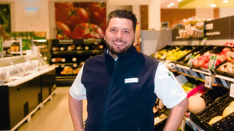 Marktleiter Metin. – Bild: RTLZWEI