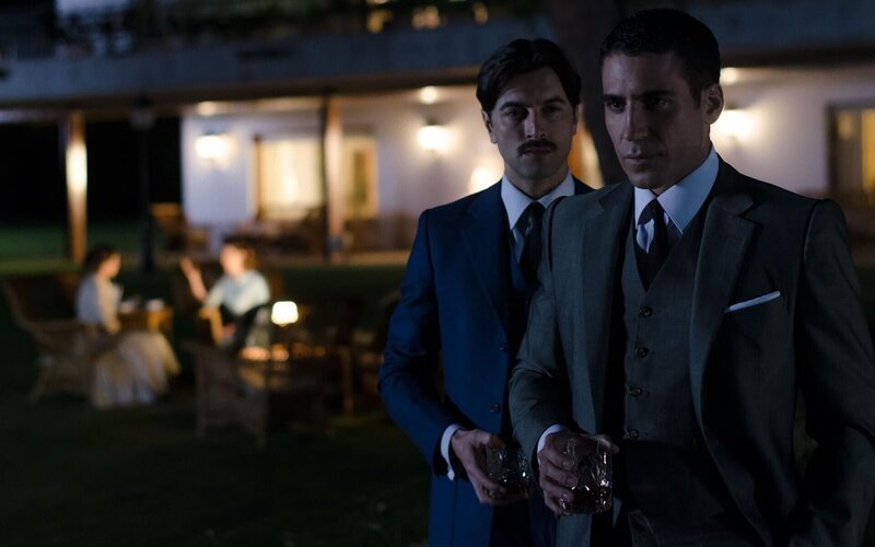 Mateo Ruiz (Javier Rey, l.); Alberto Márquez (Miguel Ángel Silvestre, r.) – Bild: Manuel Fernández-Valdés/​BetaFilm