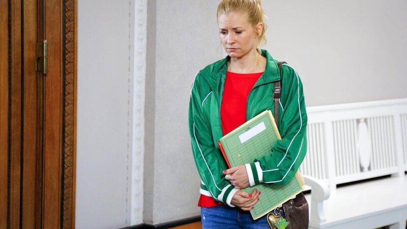 Jenny (Birte Hanusrichter) ist sehr traurig über die Ablehnung der Klage und die folgende Reaktion ihrer ehemaligen Kollegin. – Bild: RTL /​ Richard Hübner