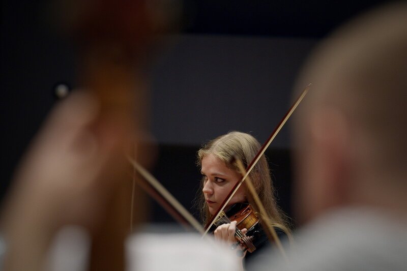 Sternstunde Musik Wie die Kiewer Solisten zum Orchester ohne Heimat wurden Die Musikerinnen und Musiker des ukrainischen Streichorchesters «Kiewer Solisten» werden über Nacht zu Kriegsflüchtlingen und reagieren beherzt auf die Situation. – Bild: SRF/​Indie Film/​Lars Øymo