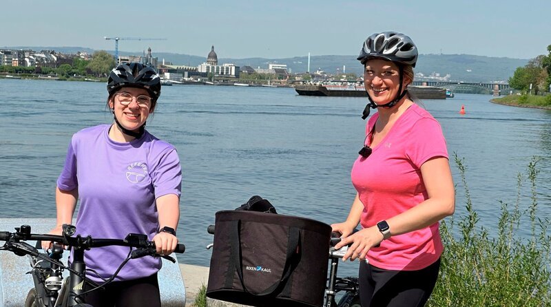  Start der Tour: Corinna Breitling (li.) und Steffi Zellekens an der Mainspitze. – Bild: HR/​Monika Birk