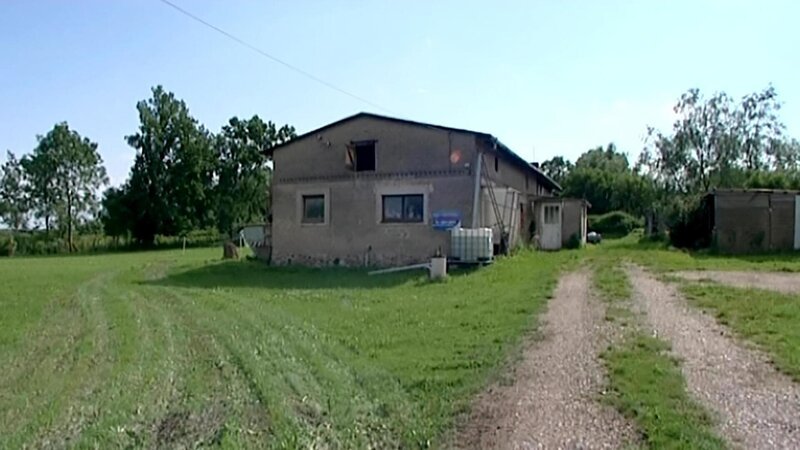 Wilhelm, Grit und die beiden Söhne Jan und Timm ziehen aus ihrer zu eng gewordenen 120 m²-Wohnung in ein ehemaliges Bauerngehöft. Der Zustand des Wohnhauses ist katastrophal. – Bild: RTLZWEI