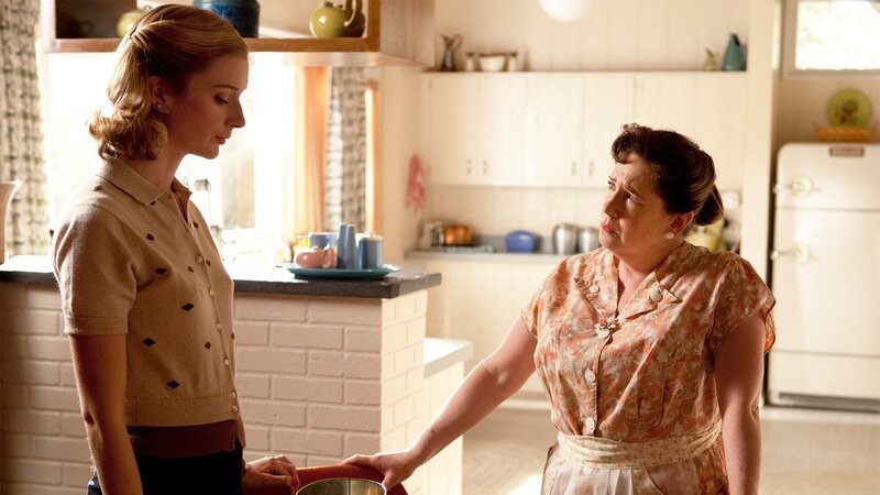 L-R: Libby Masters (Caitlin FitzGerald) und Estabrooks Masters (Ann Dowd) – Bild: AXN White