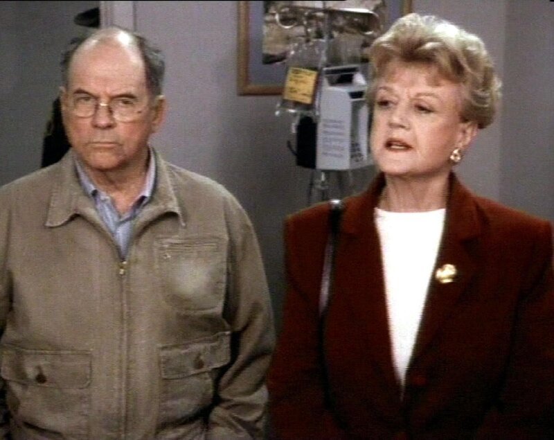 Jessica (Angela Lansbury) versucht Ben (Gerald S. O’Loughlin) zu entlasten, der des Mordes an seinem Chef beschuldigt wird. – Bild: Warner TV Serie